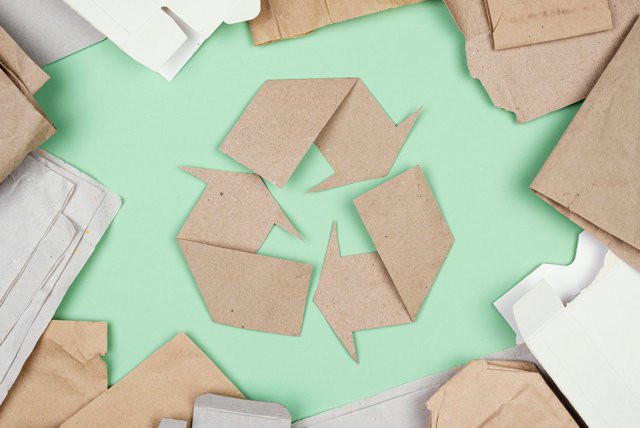 Materiais recicláveis que compõem o símbolo de material reciclável.